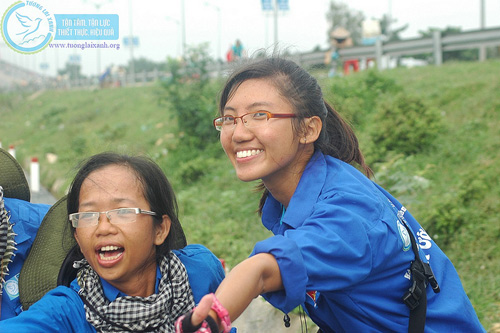 Hai cô gái ngoại quốc đam mê tình nguyện