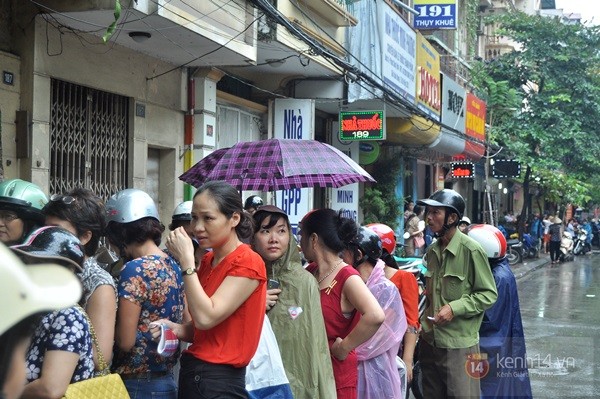 Tắc cả đường vì dòng người đội mưa xếp hàng mua bánh trung thu hot nhất Hà Nội 4