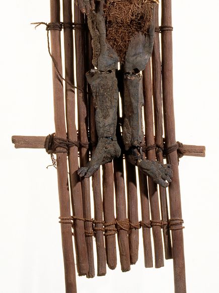 Đối với người Chinchorro, trẻ em được gắn vào khung gỗ đeo lên lưng cha mẹ chúng khi sống cũng khi chết. Đây là hình ảnh chân xác ướp của một trẻ em 5.000 năm tuổi được đóng trên khung gỗ để đeo lên lưng cha mẹ chúng khi chết