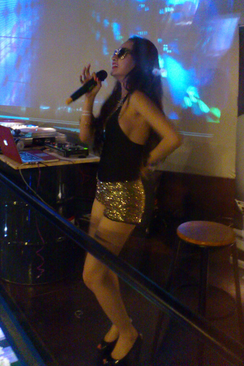 Angela Phương Trinh mặc đồ bó ưỡn ẹo trong quán bar