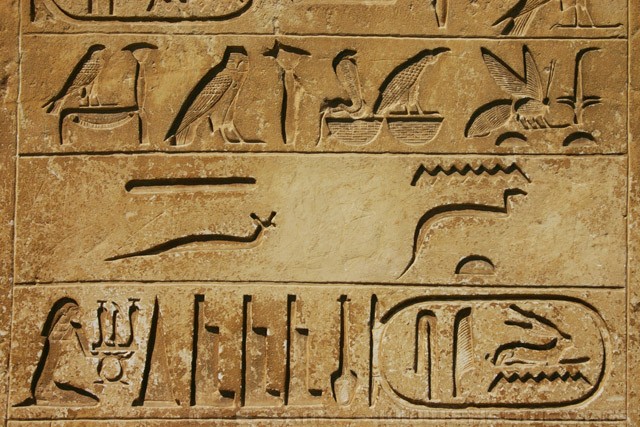 Chữ tượng hình thường gắn liền với các công trình Ai Cập cổ.
