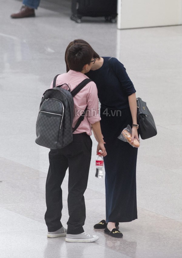 Thiều Bảo Trang ôm và hôn Phương Uyên ở sân bay 2