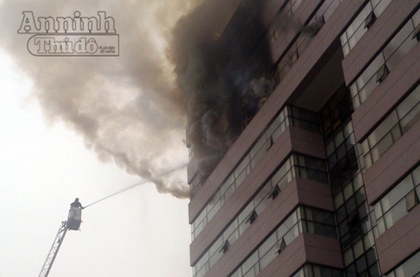 Cháy dữ dội tại tòa nhà 12 tầng của đại học Ngoại thương Hà Nội 5