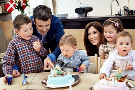 Hoàng tử Felipe bên cả gia đình.