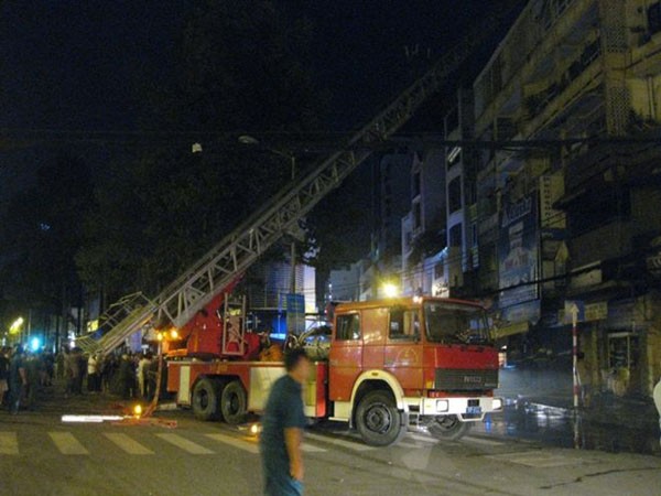 Cháy lớn giữa Sài Gòn, nhiều người được cứu bằng xe thang 3