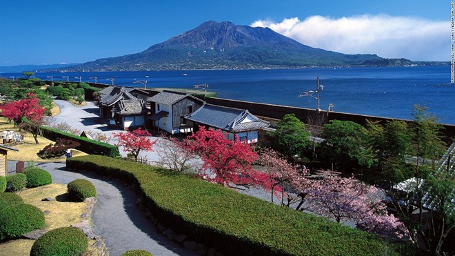 Vườn Senganen (Kagoshima): Khu vườn kiểu Nhật này có các ao, suối nhỏ, đền thờ và những khóm tre. Vườn Senganen nằm cạnh bờ biển phía bắc của Kagoshima, du khách tới đây có thể tham quan núi lửa Sakurajima và vịnh Kagoshima. Khu vườn được xây dựng từ năm 1658 vào thời Edo.