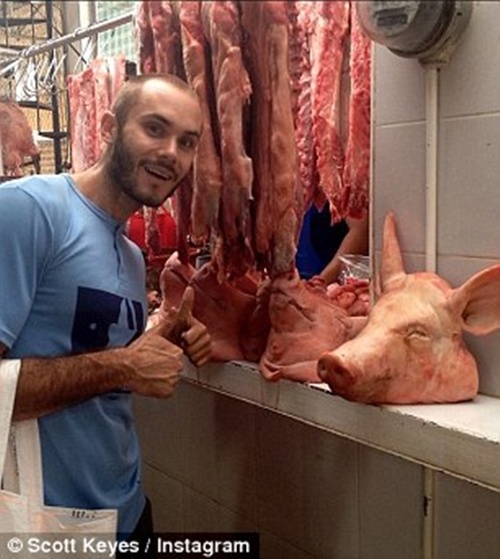 Tác giả hào hứng khám phá khu chợ bán thịt lợn tại