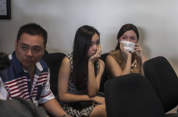 Người thân khóc ngất khi chờ đợi tin tức từ chuyến bay AirAsia mất tích 13