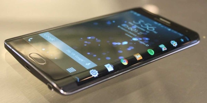 1. Màn hình cong đột phá  Tại MWC 2015 vừa qua, Samsung không chỉ ra mắt một mà tới hai mẫu Galaxy S thế hệ mới: S6 tiêu chuẩn với màn hình phẳng tương tự như hầu hết các smartphone khác trên thị trường hiện nay và Galaxy S6 Edge với màn hình được uốn cong ở cạnh trái và phải.  Màn hình cong trên S6 Edge không chỉ là bước đột phá về thiết kế mà còn mang tới nhiều tính năng thú vị như hiển thị thông báo, xem giờ, từ chối cuộc gọi bằng cách sử dụng cảm biến nhịp tim trên lưng máy... (Ảnh: Business Insider)