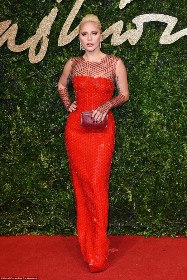Người phụ nữ trong màu đỏ!  Lady Gaga là khó để bỏ lỡ trong một lấp lánh ghi được Tom Ford hợp tác với bộ váy phù hợp với còng ngón 