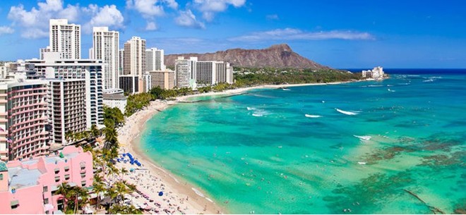 Honululu, Hawaii: Nằm trên hòn đảo Oahu, cũng là điểm thu hút khách du lịch ở Hawaii, Honolulu là cửa ngõ của Hawaii nói riêng và Mỹ nói chung. Thành phố được tô điểm bằng rất nhiều cây xanh, hoa cỏ và được gọi là “thiên dường nhiệt đới ở Hawaii”.
