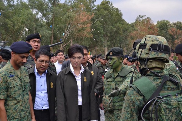 &#9;Bà Shinawatra đi thăm một đơn vị quân đội ở tỉnh Naga Sri Sa Kaeo trong một cuộc tập trận chung với Singapore vào ngày 5/4/2012.