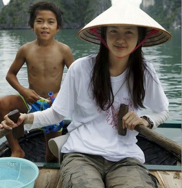 Phụ nữ nước ngoài &quot;đẹp lạ&quot; bên chiếc nón lá của người Việt 12