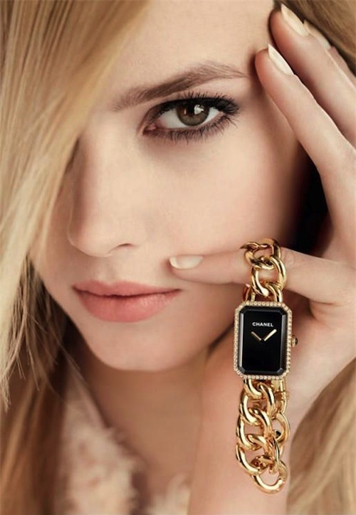 Mang hai dòng máu Pháp  Thuỵ Điển, Sigrid (21 tuổi) đã có một năm cực thành công khi xuất hiện lien tục trong các quảng cáo của hang thời trang lớn Chanel.