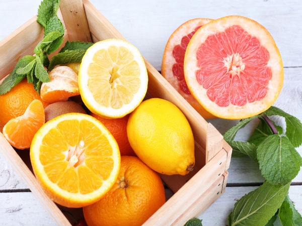 2. Chanh và các loại trái cây thuộc họ cam quýt rất tốt cho làn da. Vitamin C và các loại axit amin như proline và lysine trong thực phẩm này đóng vai trò quan trọng trong việc sản xuất collagen, giúp da luôn tươi trẻ và khỏe mạnh. 
