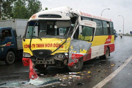Chiếc xe bus bị hư hỏng nặng sau cú tông trực diện