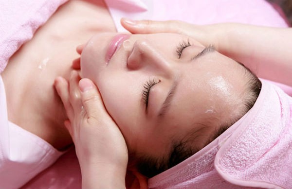 4. Massage nhẹ nhàng khi tẩy tế bào chết: Với các sản phẩm tẩy da chết ở mặt cần kèm theo massage, nên thao tác nhẹ nhàng. Việc kỳ cọ quá mạnh dễ làm da tổn thương, và làm nhão các cơ.