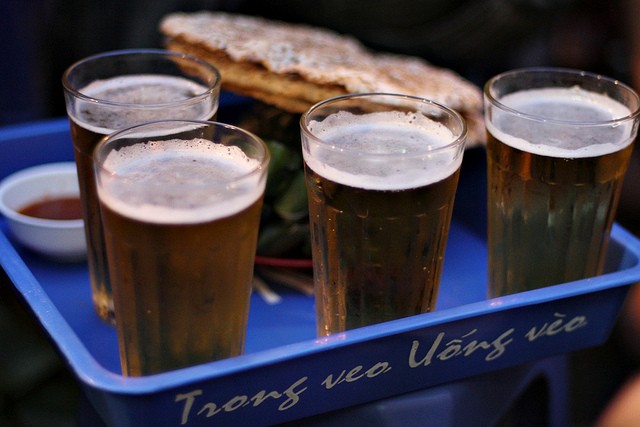 Bia cỏ bình dân có mặt ở hầu hết các tuyến phố Hà Nội. 5-7 nghìn đồng đã có một cốc bia mát lạnh nên đối tượng khách chủ yếu là dân lao động. Tuy nhiên, riêng ở phố Tạ Hiện, các quán bia cỏ lại là tụ điểm của giới trẻ.