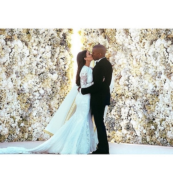 Trước Brangelina, vợ chồng ngôi sao truyền hình thực tế Kim Kardashian – rapper Kanye cũng gây bão trên Instagram khi ảnh cưới của họ trở thành bức ảnh được “like” nhiều nhất của trang chia sẻ hình ảnh này. Theo Kanye, Kim đã phải trau chuốt bức ảnh này vài ngày trước khi đăng nó lên. 