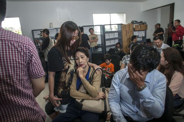 Người thân khóc ngất khi chờ đợi tin tức từ chuyến bay AirAsia mất tích 1
