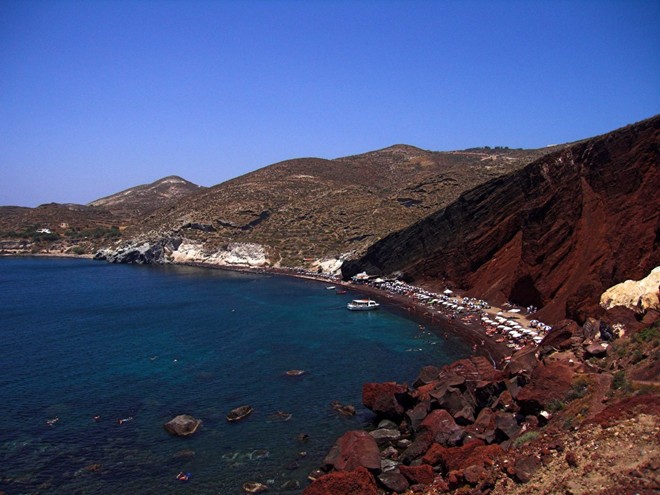 Bãi biển Đỏ ở Santorini, Hy Lạp có màu đỏ đặc trưng được pha trộn từ màu đen do giàu sắt và màu đỏ của dung nham núi lửa.
