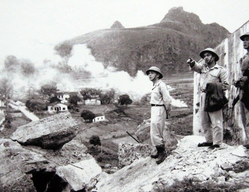 Đại tướng Tổng tư lệnh Võ Nguyên Giáp thị sát thị xã Cao Bằng vừa được giải phóng (1950).