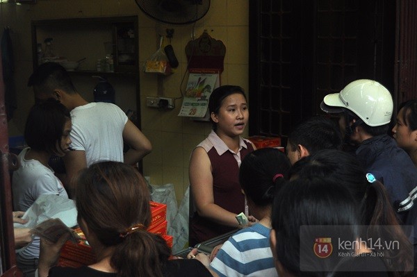 Tắc cả đường vì dòng người đội mưa xếp hàng mua bánh trung thu hot nhất Hà Nội 17