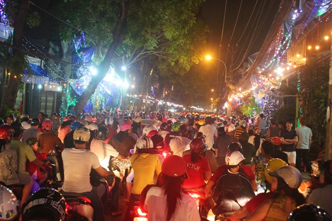 Sổ tay du lịch so tay du lich Sotaydulich Sotay Dulich Khampha Kham Pha Bui Hàng nghìn người Sài Gòn đổ về khu hang đá quận 8