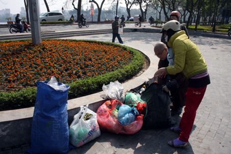 Những đống rác ngồn ngộn đầy khắp các sông hồ của Hà Nội hôm nay