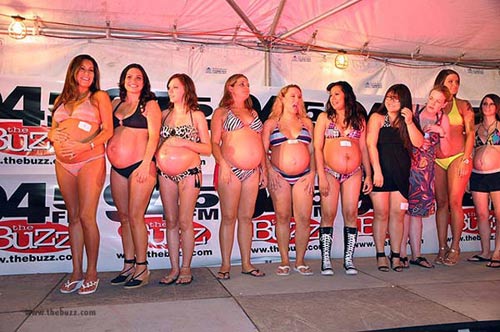 Độc đáo cuộc thi bikini cho bà bầu - 1