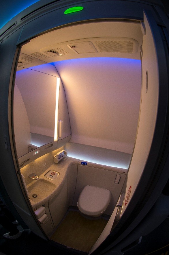 Nhà vệ sinh hiện đại, sạch đẹp và tiện nghi trên tàu bay thế hệ mới nhất của Boeing 787-9.