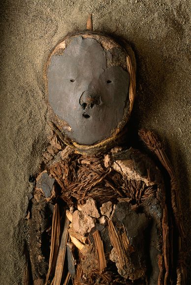 Một xác ướp trẻ em Chinchorro được dán mặt nạ trên đỉnh hộp sọ. Theo các nhà nghiên cứu, xác ướp ở Chinchorro và Bắc Phi có thể có cùng cảm hứng từ việc bảo quan thi thể trong điều kiện sa mạc. Sự trùng hợp này có thể là ngẫu nhiên đều dựa vào môi trường sa mạc