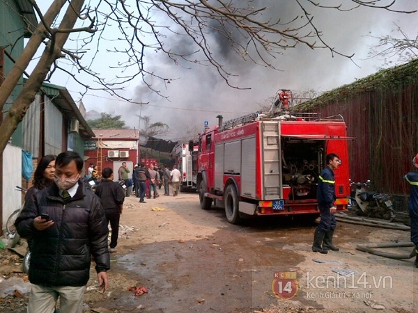 Hà Nội: Cháy lớn tại kho hàng Tết gần cầu Long Biên - phát hiện nhiều pháo hoa lậu 6