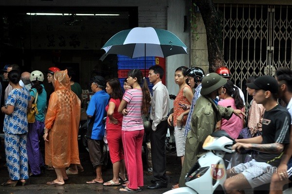Tắc cả đường vì dòng người đội mưa xếp hàng mua bánh trung thu hot nhất Hà Nội 26