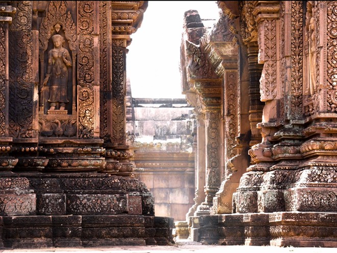 1. Quần thể đền Angkor Wat, Campuchia: Quần thể gồm hơn 1.000 đền đài, lăng mộ với kiến trúc Khmer độc đáo, được coi là di tích tôn giáo lớn nhất thế giới. Đền vào nửa đầu thế kỷ 12 dưới thời vua Suryavarman II để thờ thần Vishnu trong đạo Hindu. Đến cuối thế kỷ 12, Angkor Wat từ một trung tâm tín ngưỡng Ấn Độ giáo chuyển sang Phật giáo và tiếp tục cho tới ngày nay.