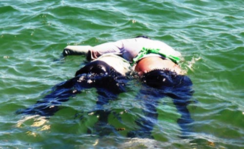 Hãi hùng cặp nam nữ cột chặt nhau chết nổi trên biển