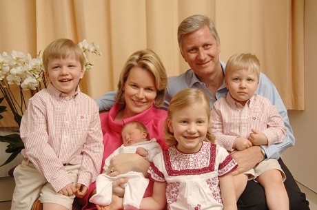 Công chúa nhỏ Estelle chụp hình bên cha mẹ là hoàng tử Daniel và công chúa Thụy Điển Victoria.