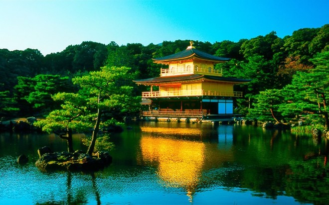 Kim Các Tự (Kyoto): Được phủ kín bằng lá vàng ròng, Kim Các Tự là điểm đến nổi tiếng nhất Kyoto.