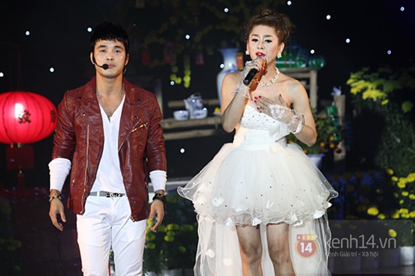 Khanh Chi Lâm đội vương miện như Hoa hậu lên sân khấu 4
