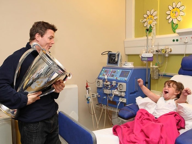     Cầu thủ bóng bầu dục Ailen Brian O'Driscoll chia sẻ chiến thắng Heineken Cup với người hâm mộ tại bệnh viện nhi