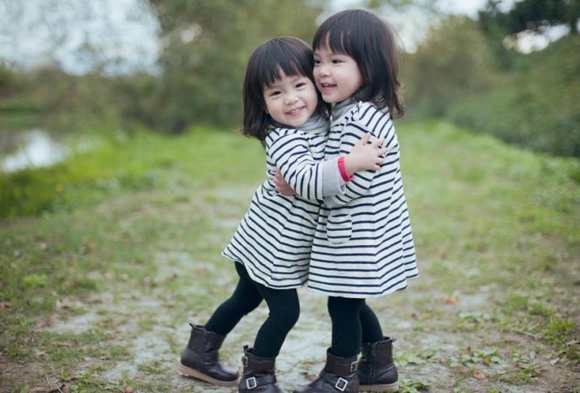 Ngắm hai chị em sinh đôi đáng yêu người Đài Loan
