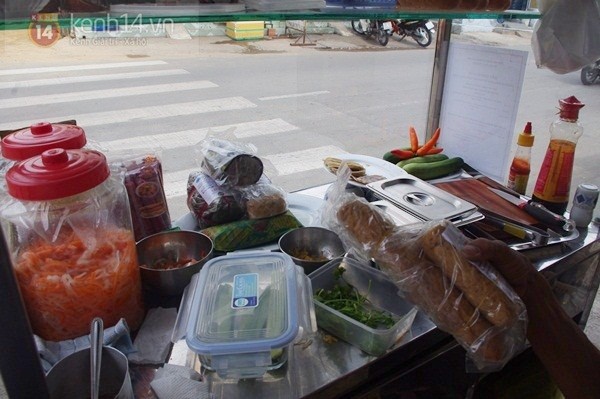 Những xe bánh mì đặc biệt của người nghèo, người muốn hoàn lương giữa Sài Gòn 6
