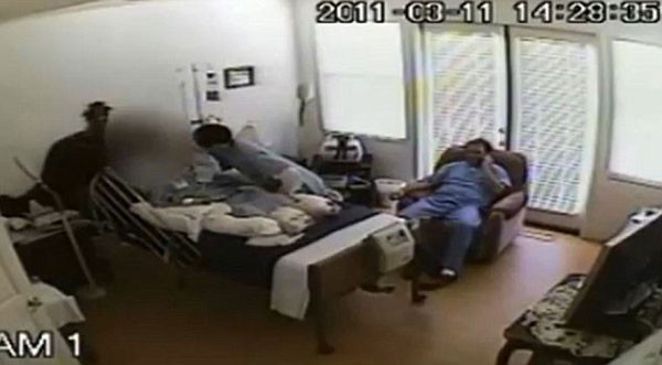  Một nam y tá sàm sỡ cụ già đang nằm liệt giường.
