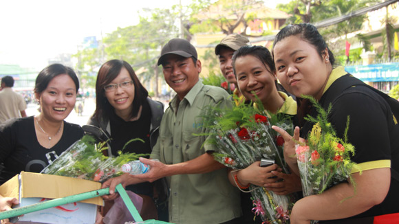 Tình nguyện viên Sài thành tặng hoa cho người bán hàng rong