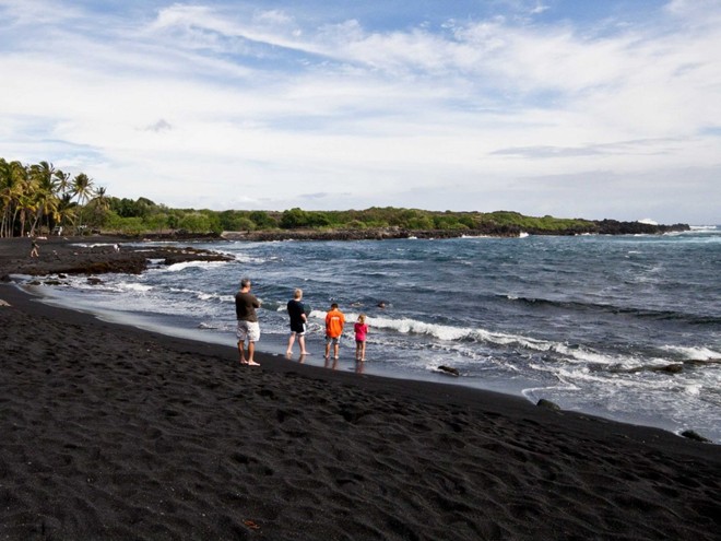 Bãi biển Punalu’u nằm giữa Pāhala và Nāʻālehu ở Hawaii cũng có biệt danh là bãi cát Đen tạo thành từ hoạt động của núi lửa.