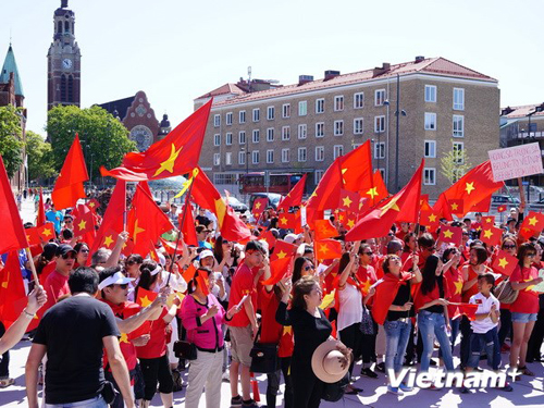 [Caption] Kết thúc biểu tình, ban tổ chức đã thu thập chữ ký của bà con người Việt và người dân sở tại để gửi kèm thỉnh nguyện thư đến Chính phủ, Bộ ngoại giao Thụy Điển và Liên minh châu Âu (EU) để phản đối Trung Quốc. 