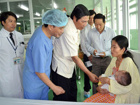 Ông Nguyễn Bá Thanh thăm Bệnh viện Sản - Nhi Đà Nẵng