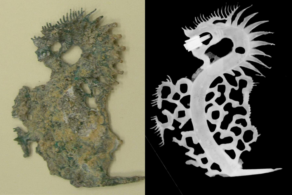 Các nhà khoa học đã xác định được hình ảnh của cây tiền (hình rồng bên phải) nhờ sử dụng kĩ thuật X-radiography.
