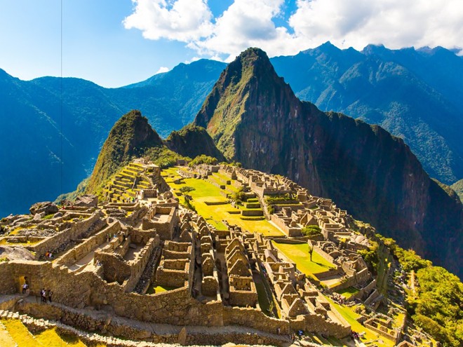3. Machu Picchu, Peru: Machu Picchu bao gồm hơn 150 công trình kiến trúc với những bức tường đá không dùng vữa, chỉ có những phiến đá đặt khít vào nhau đầy bí ẩn. Được biết đến với tên gọi 