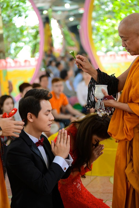 Hôn lễ theo đạo Phật của Đăng Khôi và vợ hot girl